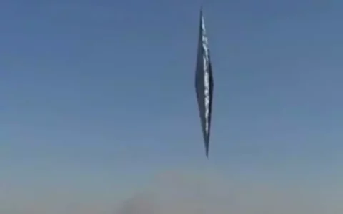 阿根廷上空出现箭形UFO 可在空中90度自由旋转