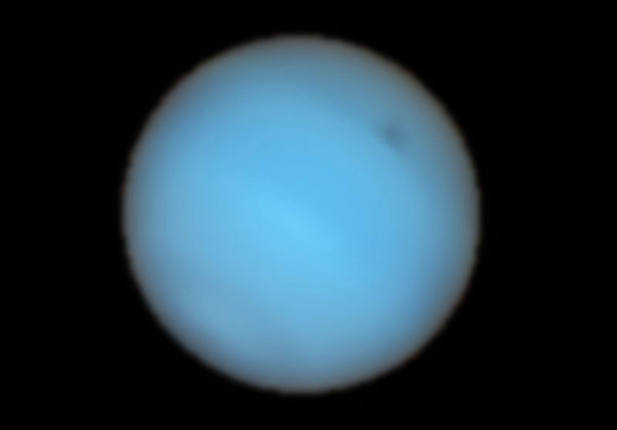 地面望远镜首次看到海王星大气黑斑 直径15000公里