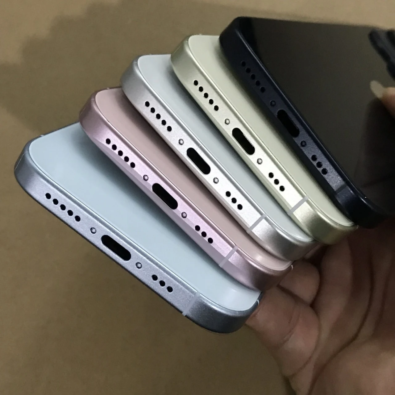 Apple iPhone 15/15 Pro新机模型曝光配色（苹果新机图赏）