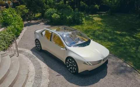 宝马的高效概念电动车亮相IAA Mobility 2023国际车展