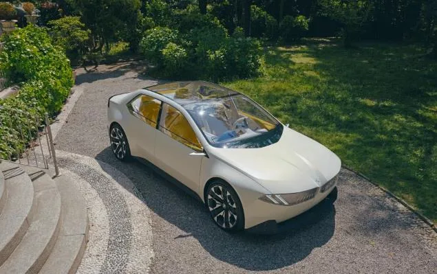 宝马的高效概念电动车亮相IAA Mobility 2023国际车展