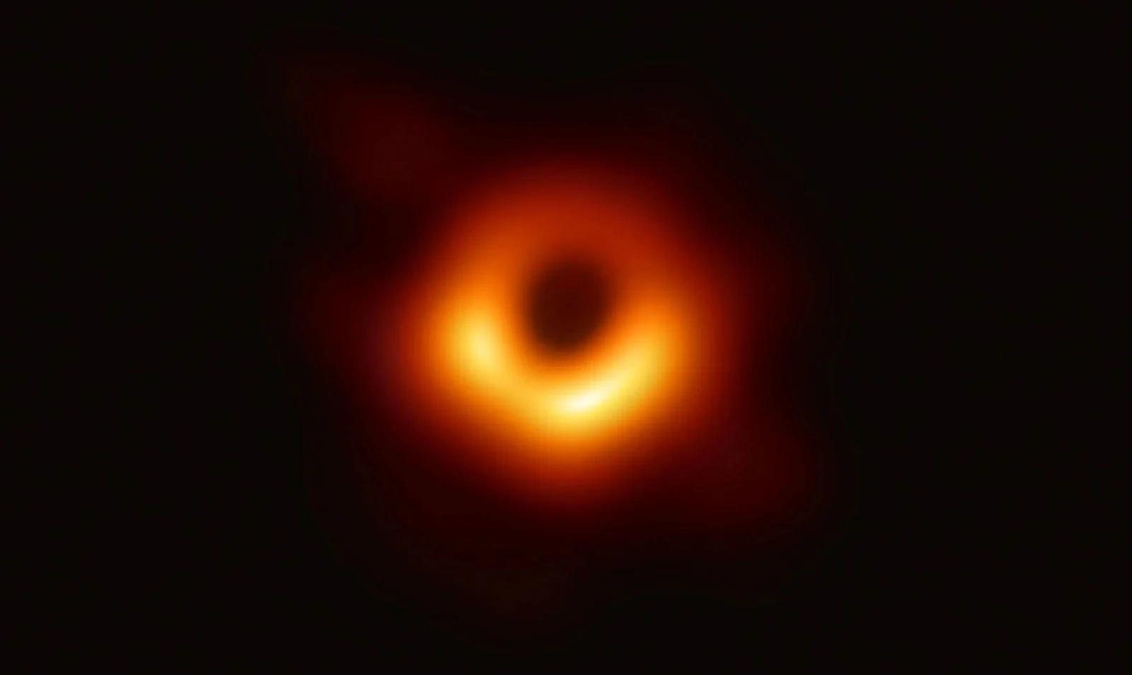 科学家证实有史以来第一个拍摄到的M87星系中心黑洞正在旋转