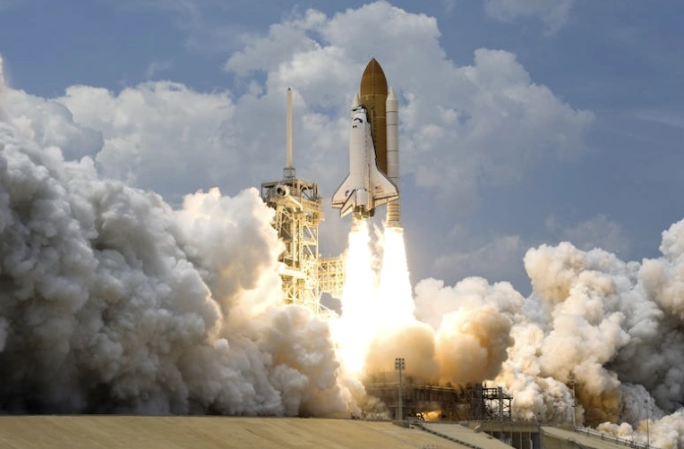 亚马逊发射首批两颗太空互联网原型卫星 与SpaceX星链竞争