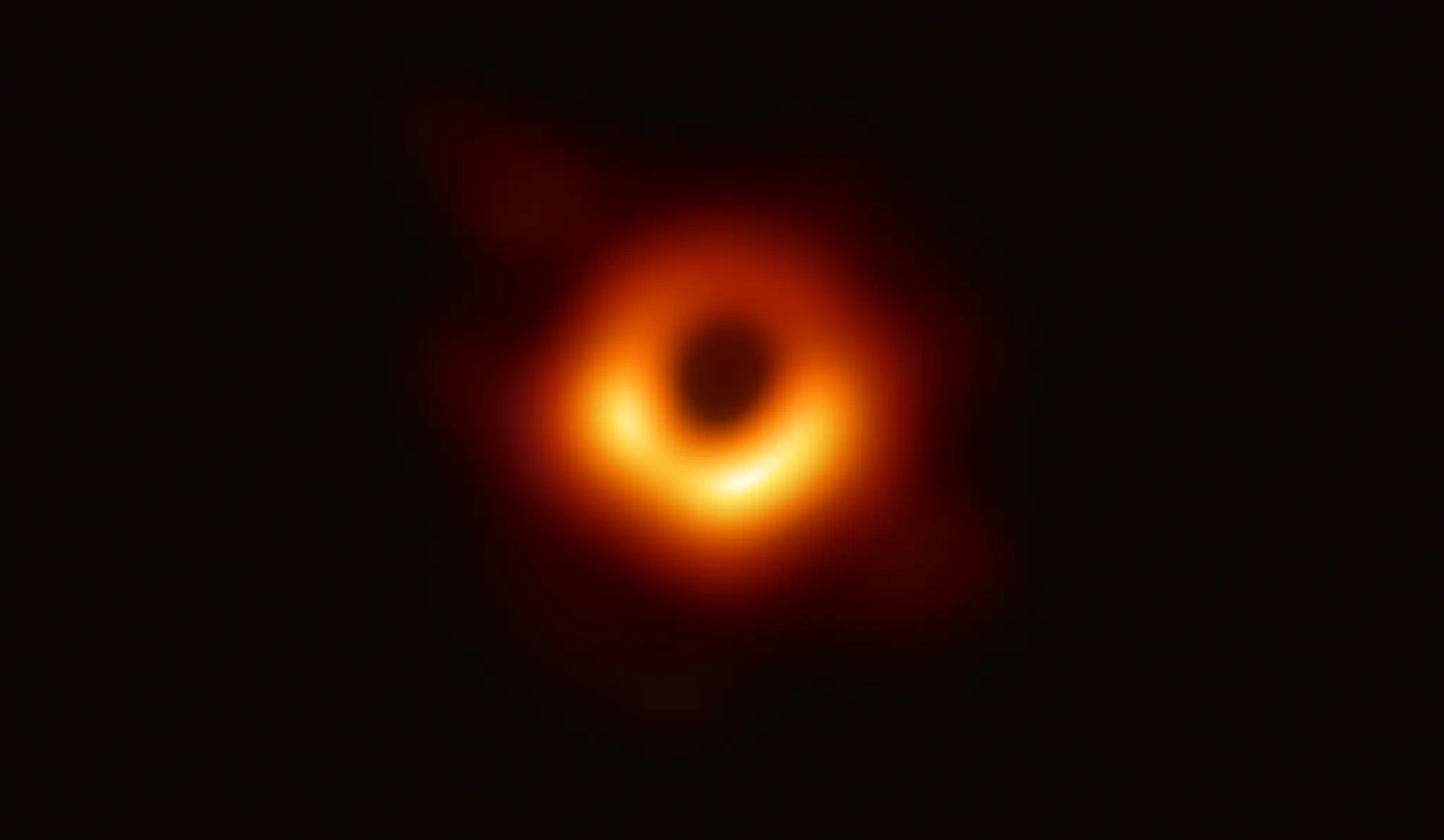 比太阳大54亿倍M87星系中的黑洞正在旋转 第一个被拍摄到的黑洞