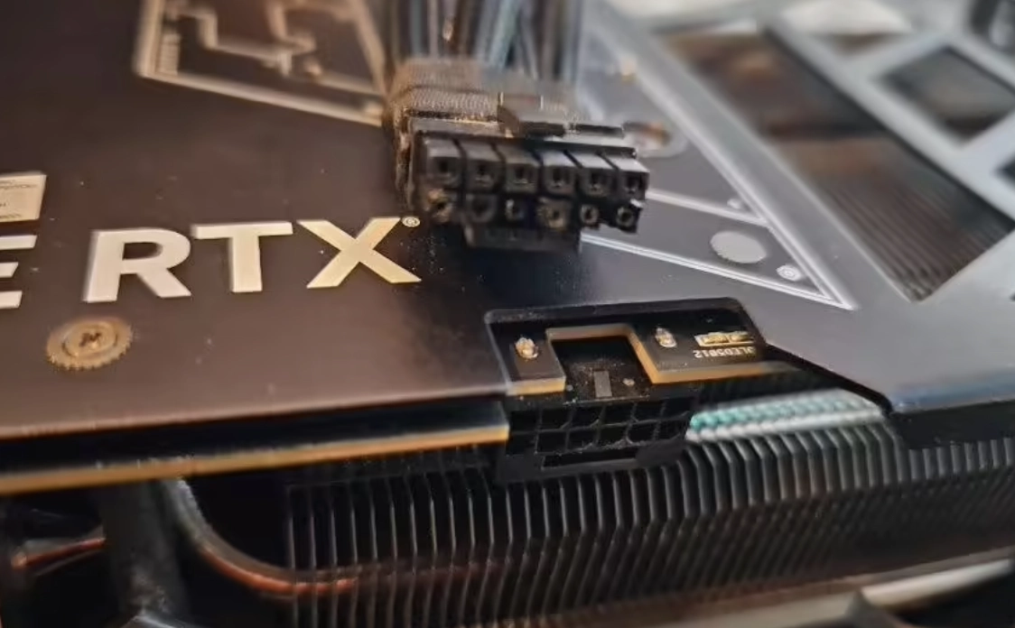 英伟达 RTX 4090 显卡缺陷被曝光  用户反映使用一年后电源接口熔化