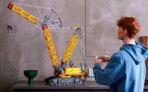 LEGO推出Liebherr履带式起重机可遥控积木模型 5500元创历年单价最高单品