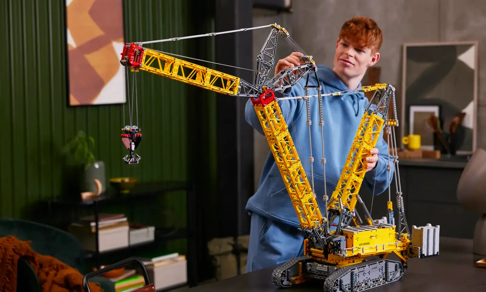 LEGO推出Liebherr履带式起重机可遥控积木模型 5500元创历年单价最高单品
