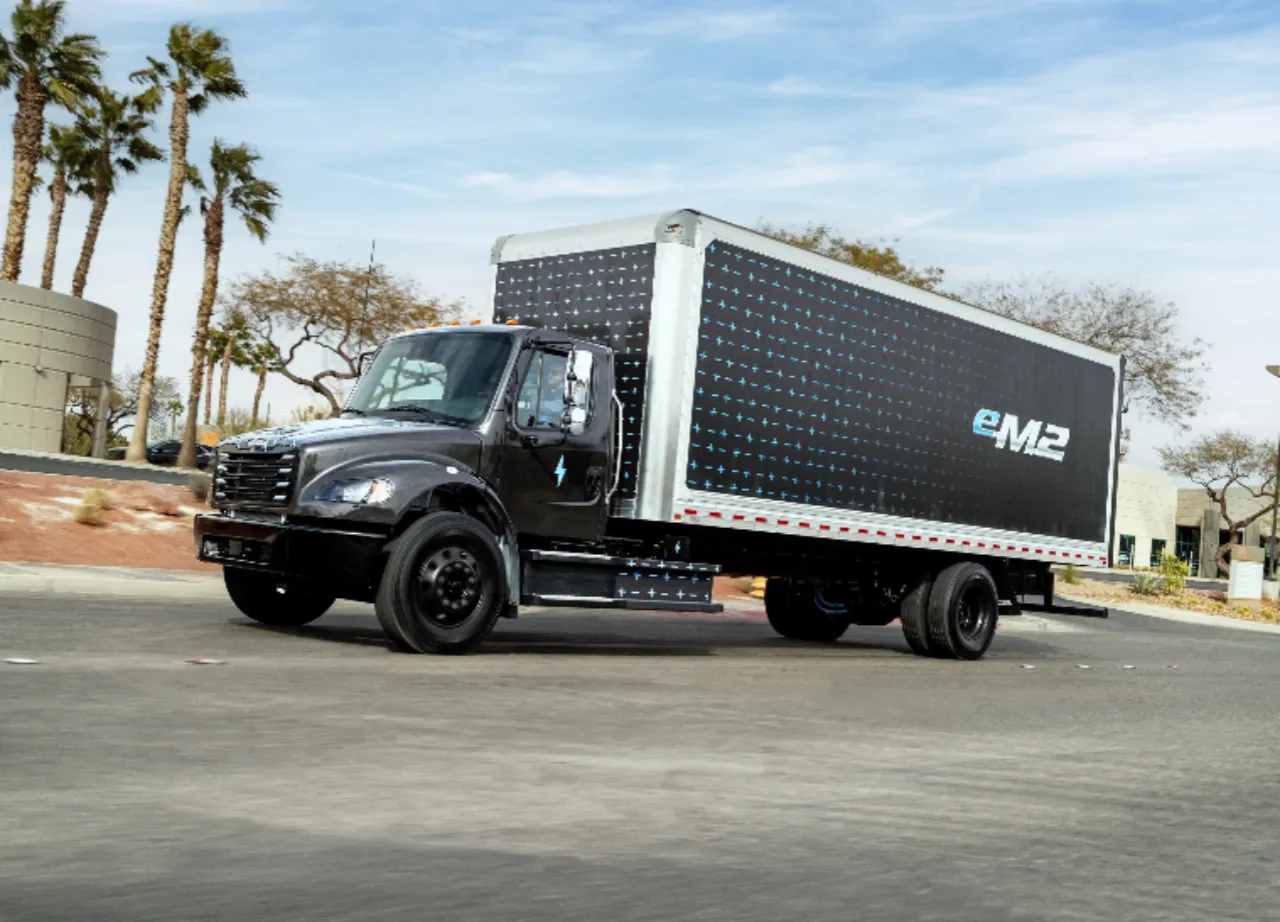 戴姆勒卡车北美公司开始量产纯电车型Freightliner eM2续航180英里