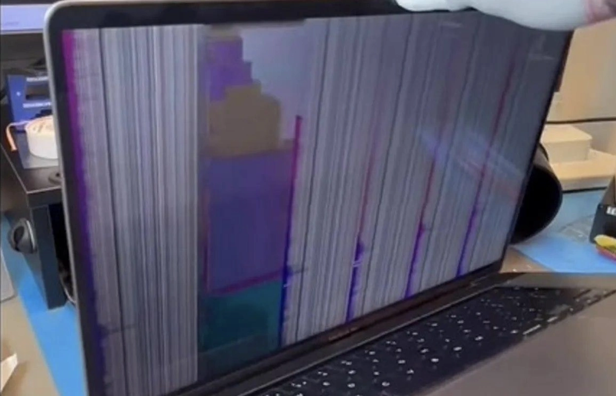 苹果Apple  MacBook Pro 曝光“灰尘门”，导致屏幕出现紫色垂直线