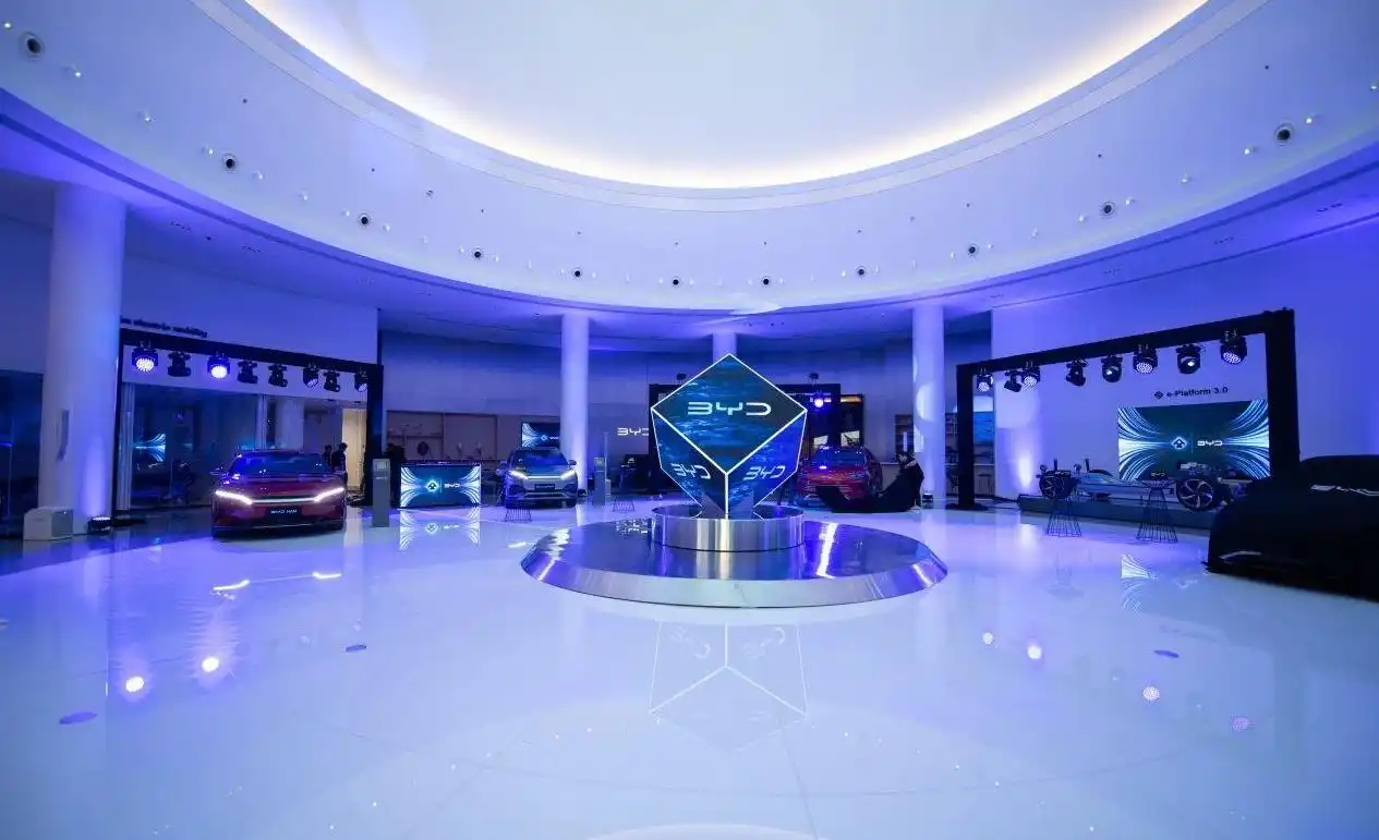 迪拜全新旗舰展厅开幕 比亚迪BYD汉车型在阿联酋上市