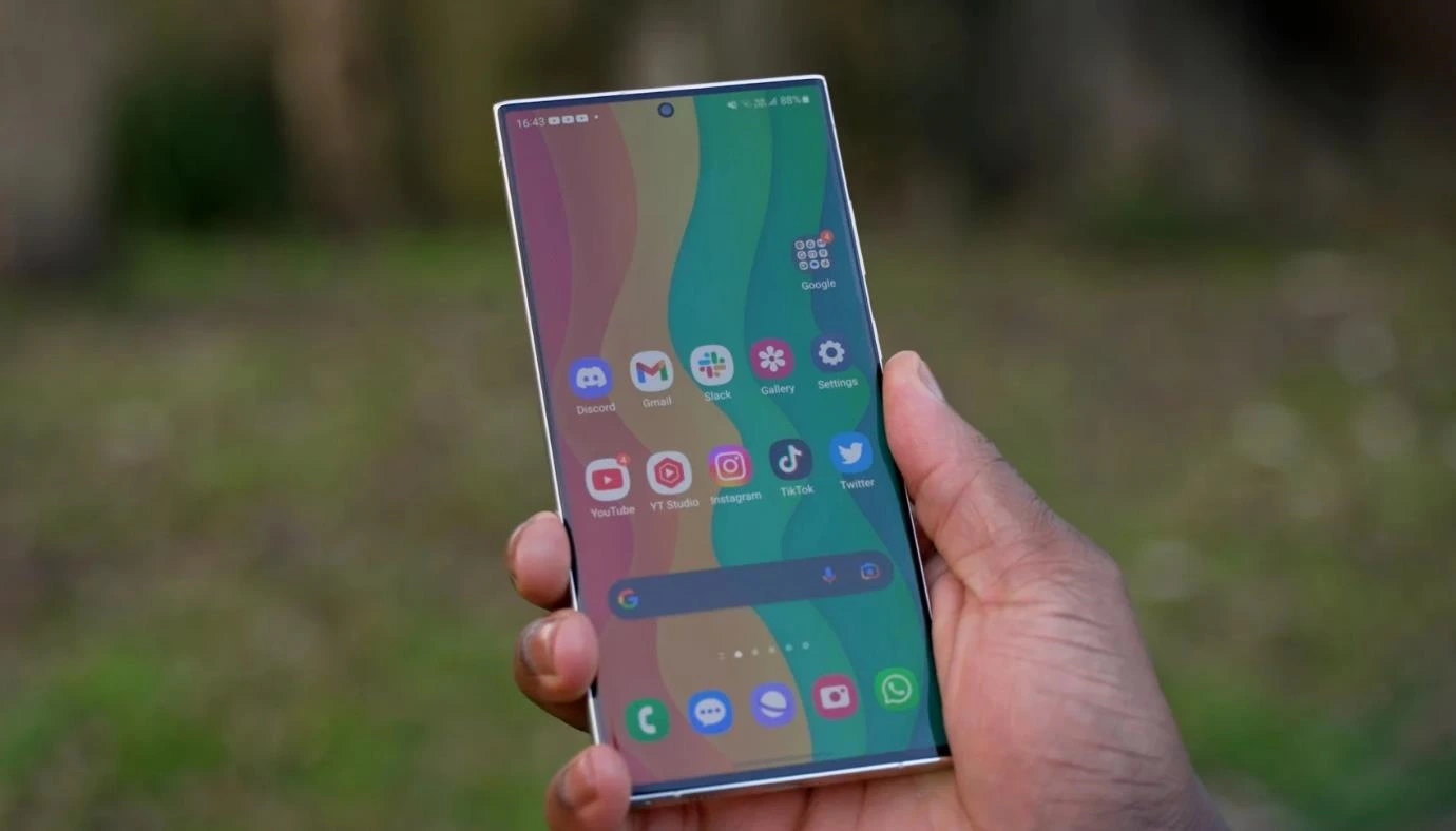 消息称三星Samsung Galaxy S24 Ultra可能不会采用完全平面的显示屏