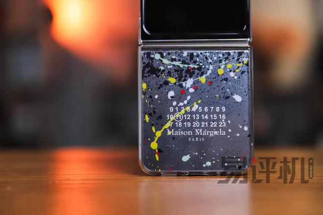 三星Z Flip5 Maison Margiela限量版图赏：涂抹纹理+灰黑元素 质感升级