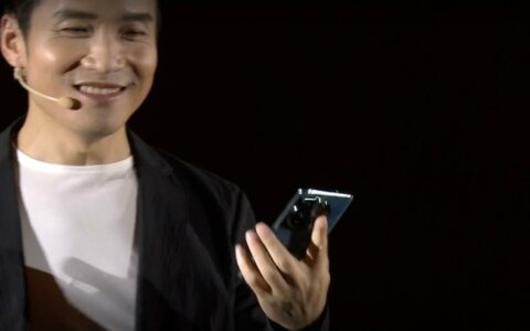一加OnePlus 12手机“苍绿”色真机曝光 刘作虎：这是我最喜欢的颜色