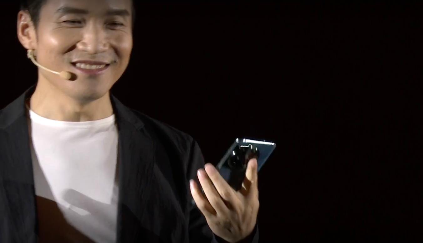 一加OnePlus 12手机“苍绿”色真机曝光 刘作虎：这是我最喜欢的颜色