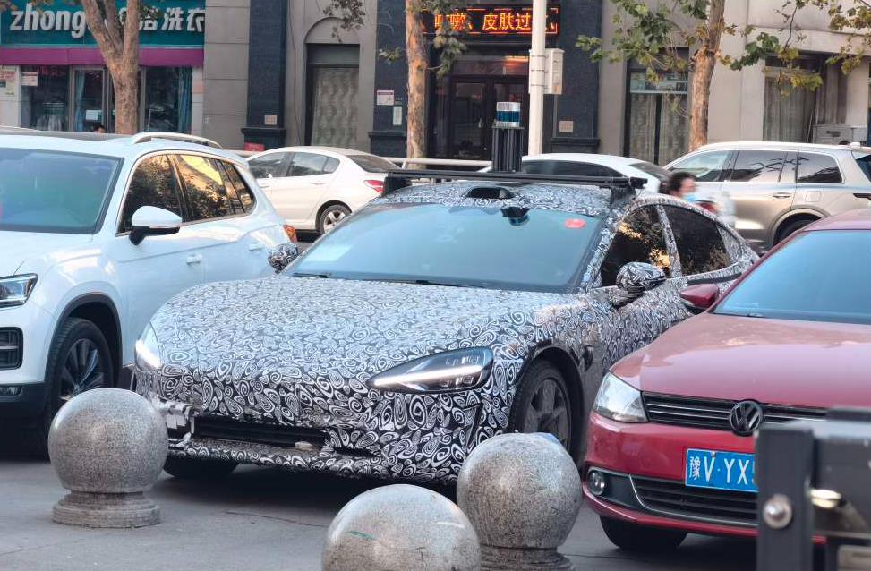 小米xiaomi汽车首款车型SU7路试谍照再曝光 预计明年上半年量产