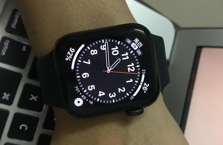 苹果Apple Watch SE(40mm GPS)美国亚马逊优惠50美元，售价199美元