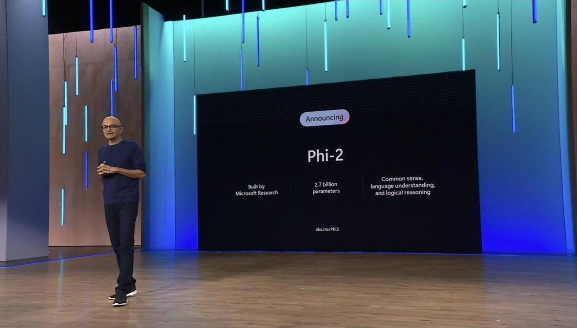 硬钢Gemini！ 微软Microsoft表示旗下Phi-2 AI模型性能优于谷歌Google Gemini Nano-2
