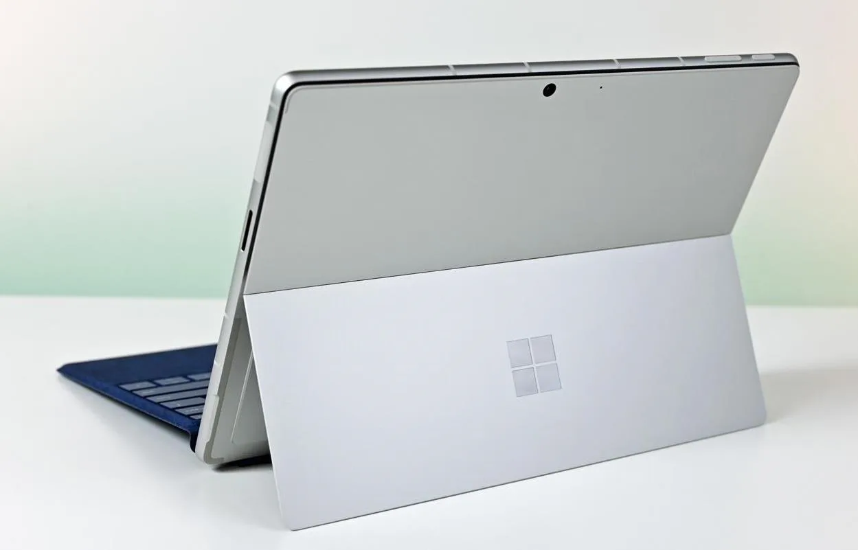 微软Microsoft Surface Pro 10二合一笔记本曝光 搭载英特尔Intel第14代芯片