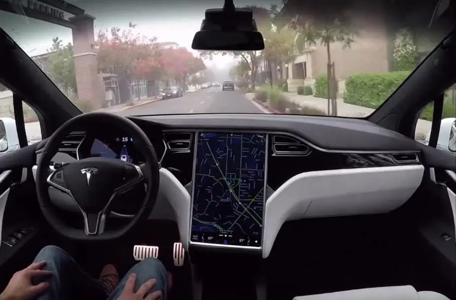 特斯拉Tesla Autopilot更新引发争议 安全隐患仍存？