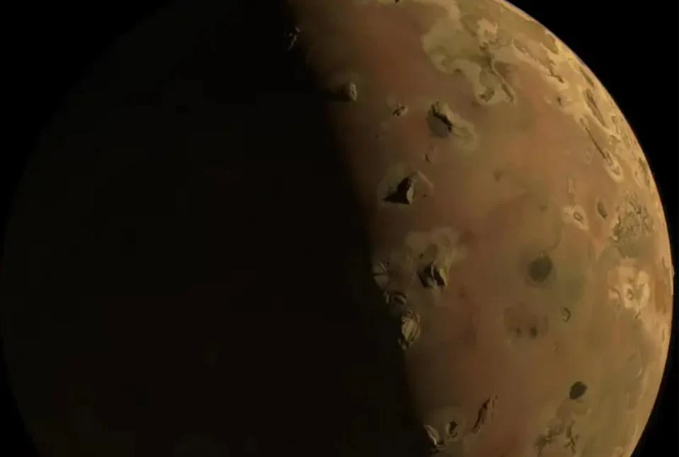 NASA朱诺号探测器近距离观察木卫一，揭示“火山地狱”新奥秘
