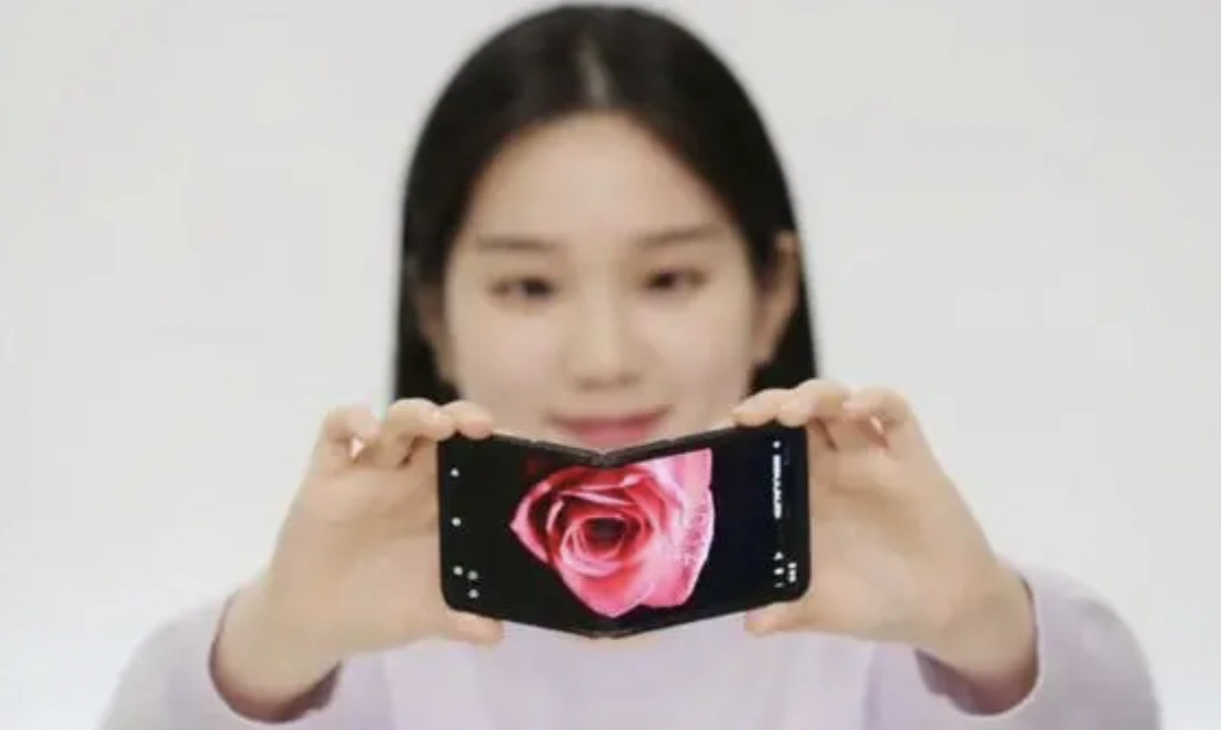 三星Samsung 全新折叠屏技术亮相CES 2024：In&Out Flip实现360°双向折叠