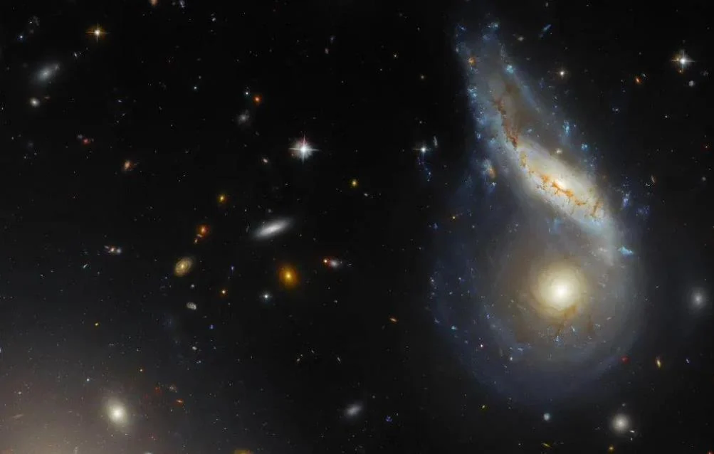 NASA哈勃望远镜捕捉到地球外5.7亿光年星系碰撞盛况