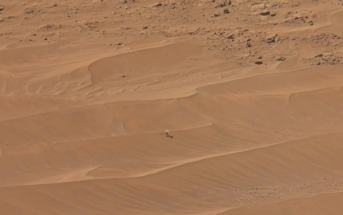 NASA毅力号拍摄到机智号直升机孤寂身影