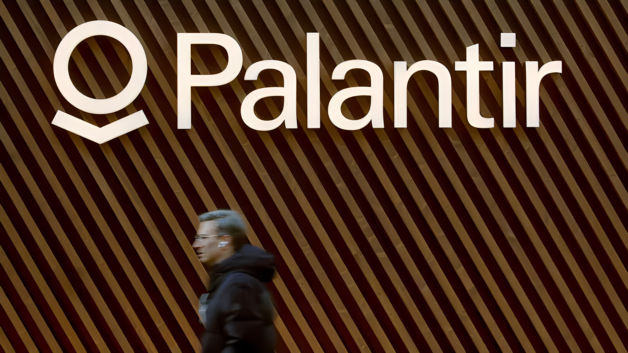 帕兰提尔Palantir营收超预期，人工智能AI需求旺盛，股价飙升30%