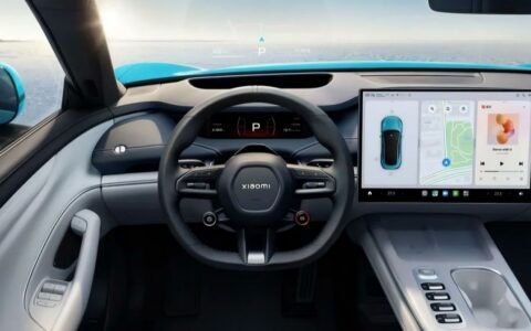 小米Xiaomi SU7电动汽车内饰曝光，驾驶者导向设计引关注