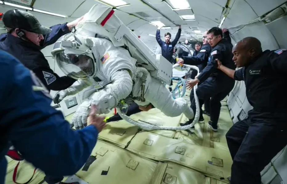 NASA新型宇航服完成关键微重力测试 设计迈向新阶段