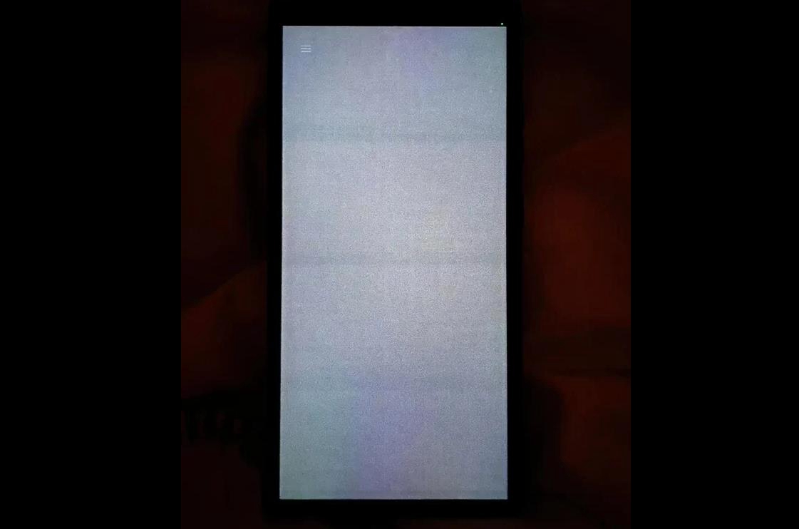 三星Samsung Galaxy S24屏幕问题频发：用户抱怨“颗粒感”和“横向条纹”