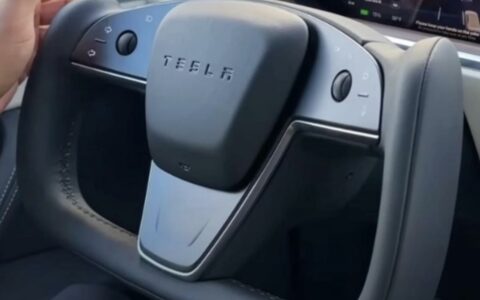 特斯拉Tesla新款Yoke方向盘亮相：融入物理喇叭按钮，提升驾驶体验