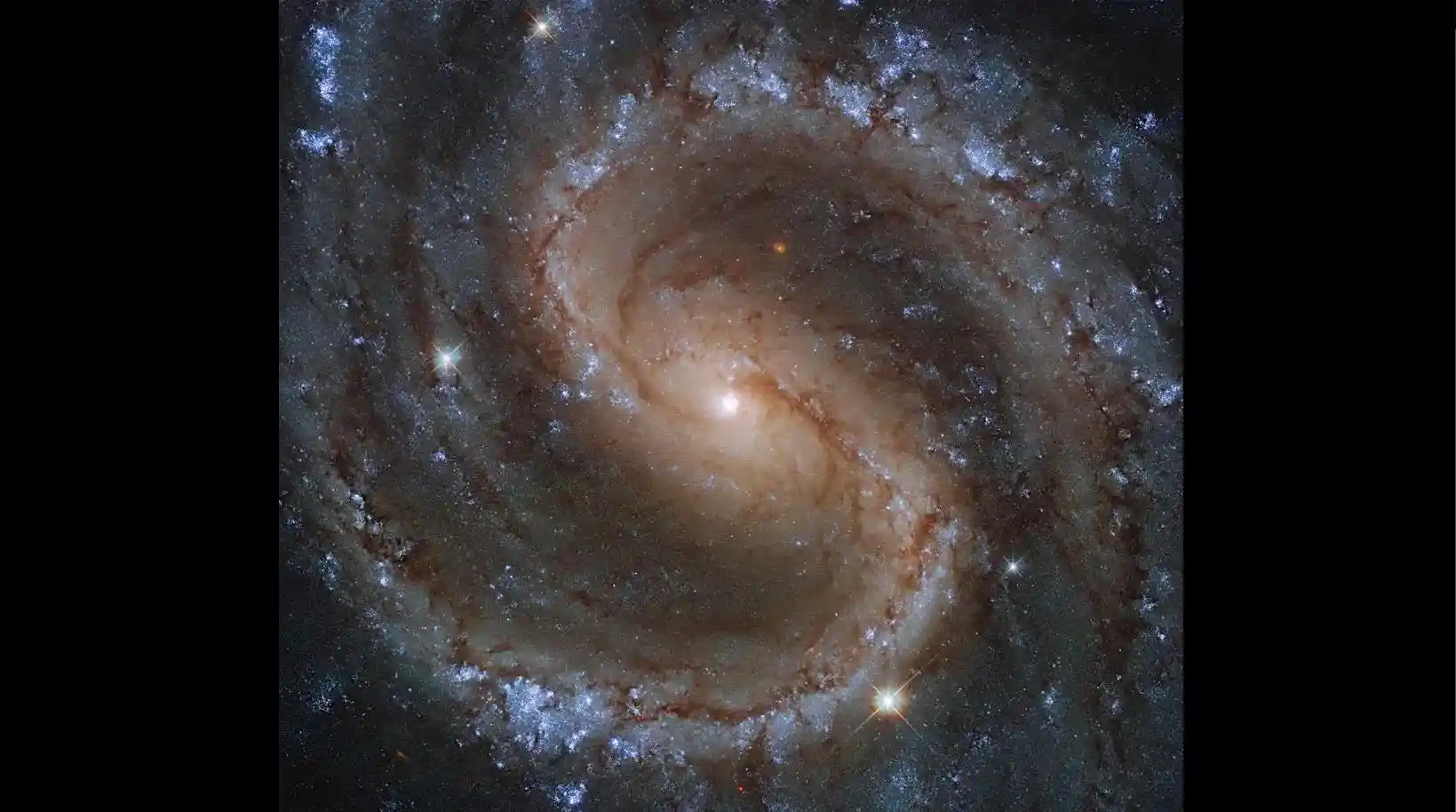 NASA借助哈勃望远镜揭示5400万光年外的“迷失星系”NGC 4535新面貌
