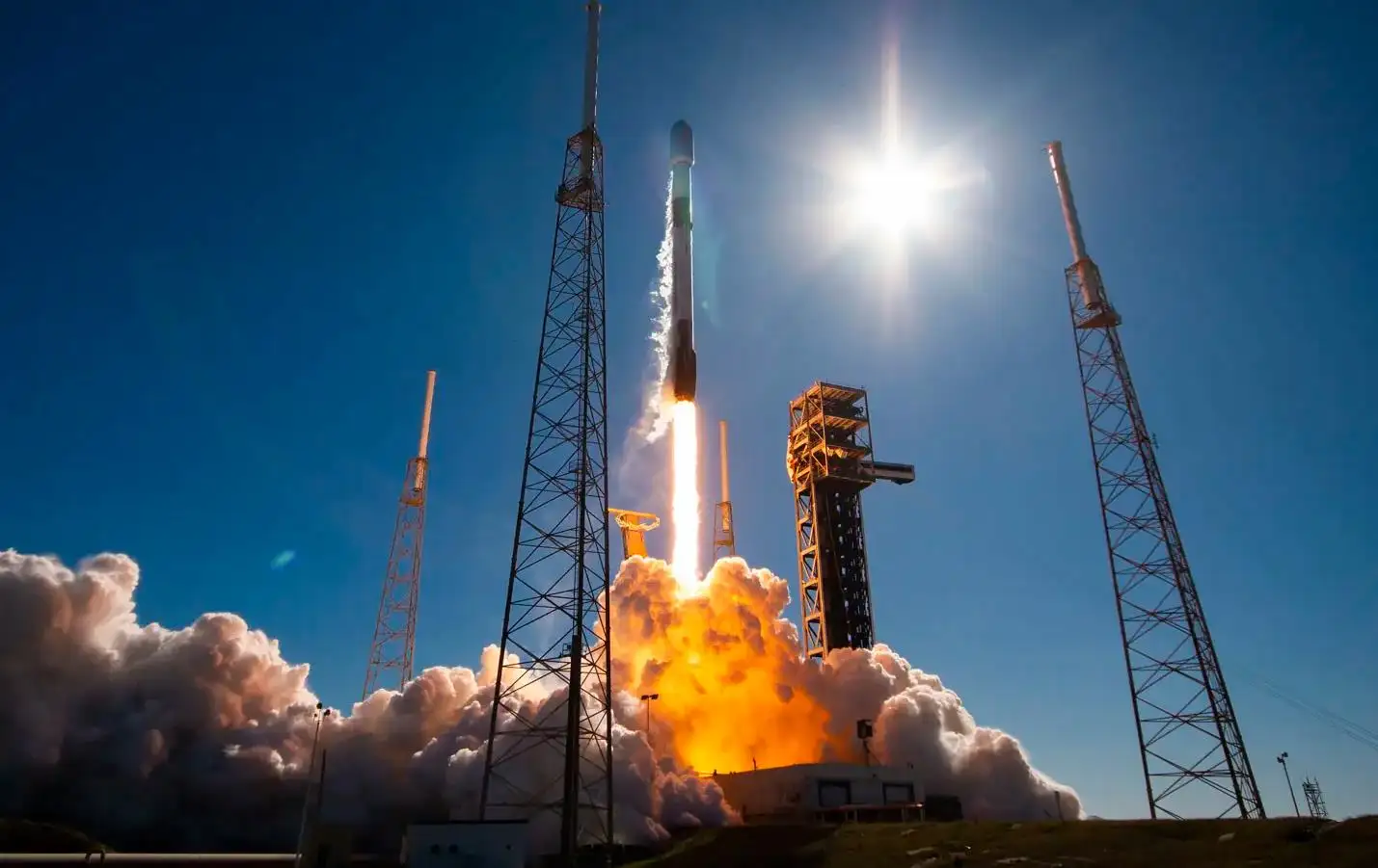 SpaceX猎鹰九号火箭成功发射印度尼西亚Merah Putih 2卫星 完成第300次飞行