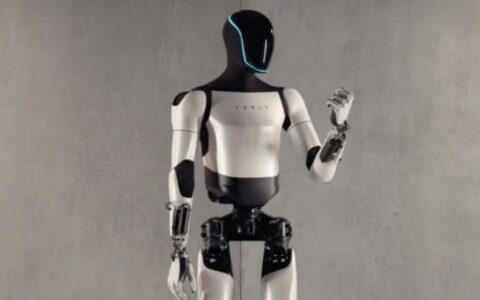 特斯拉Optimus人形机器人步行能力再升级