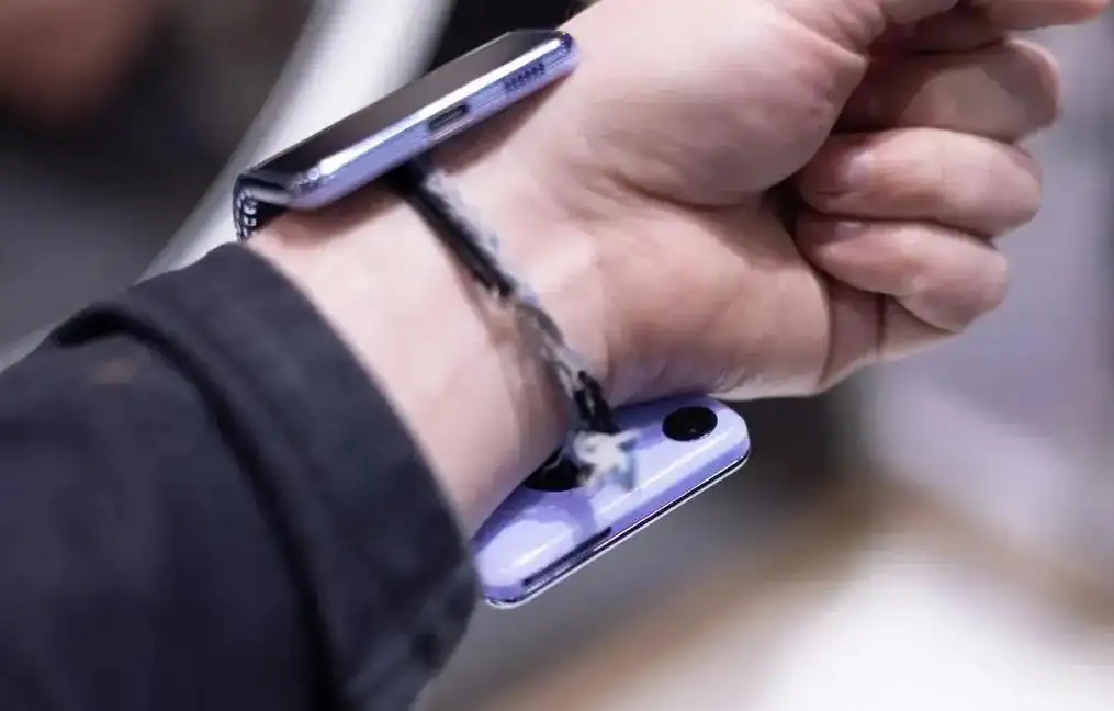 MWC 2024：三星推出Samsung Cling Band概念手机，可弯曲佩戴在手腕上
