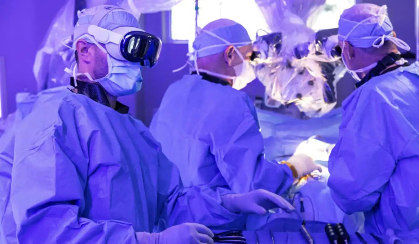 苹果Apple Vision Pro引领医疗手术新纪元：英国完成首例混合现实头显辅助手术