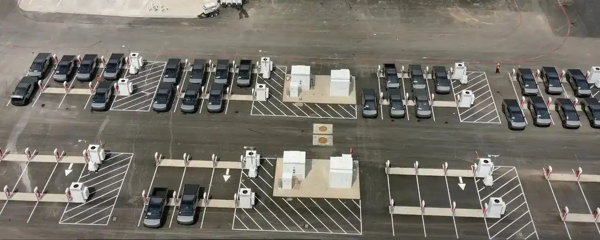 特斯拉Tesla加速生产电动皮卡 得州超级工厂现身数百辆Cybertruck