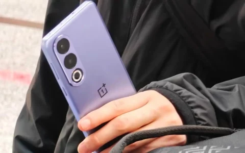 一加OnePlus Ace 3V紫色真机亮相 百米跨栏名将夏思凝出任AI体验官