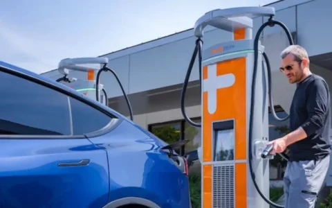 ChargePoint推出支持特斯拉充电标准的电动汽车充电器