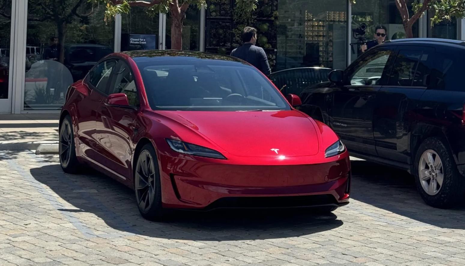 特斯拉Model 3高性能版“Ludicrous”现身加州展厅，二季度上市在即