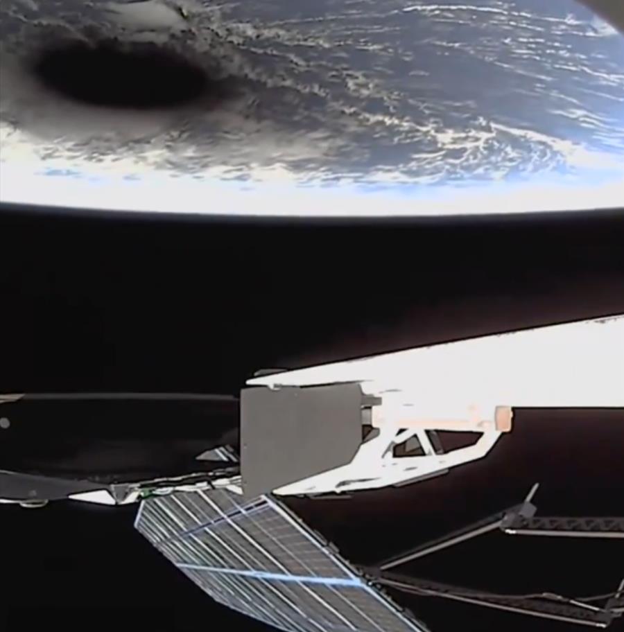 马斯克分享星链卫星捕捉北美日全食壮观画面：地球惊现黑洞