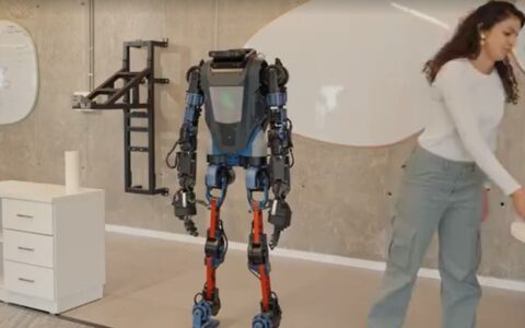 Mentee Robotics展示首款人形机器人原型：集成AI，可与人类对话并自主思考完成任务