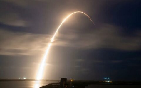 SpaceX发射猎鹰9号火箭，不回收一级助推器送伽利略卫星至中地球轨道