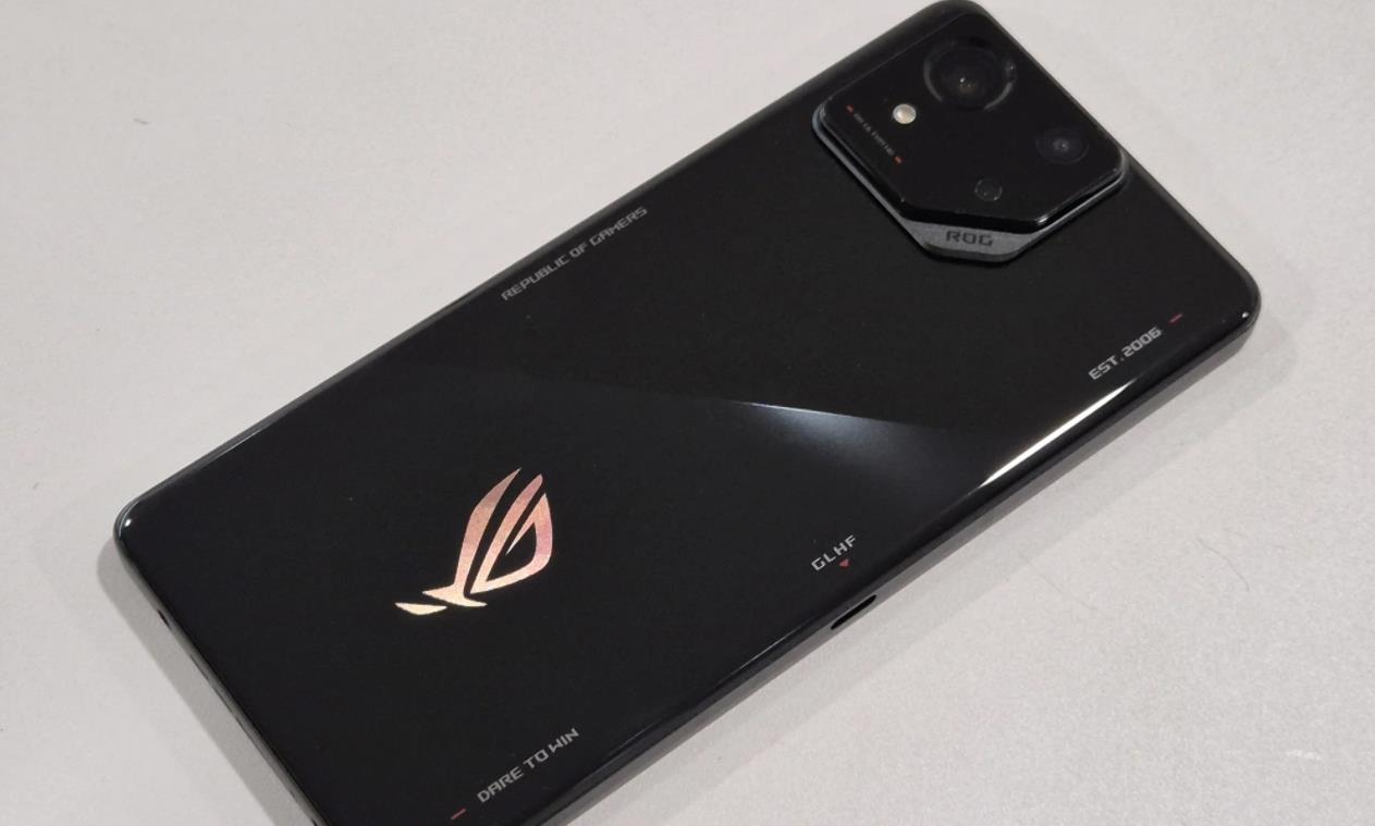 华硕Asus ROG Phone 8低调登场：性能强悍，游戏特性不减