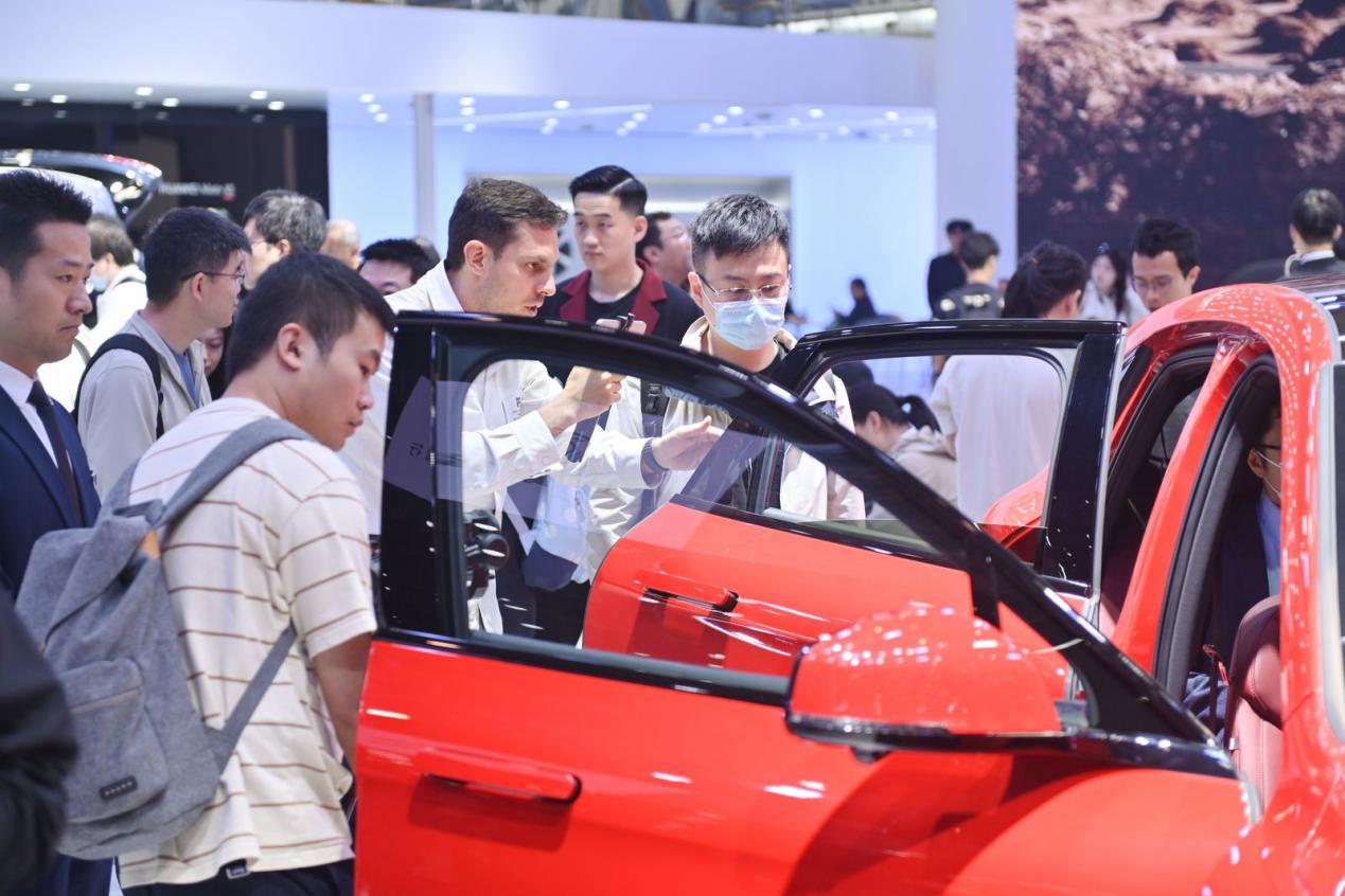 问界新M5惊艳登陆北京国际车展，树立智能驾驶风向标
