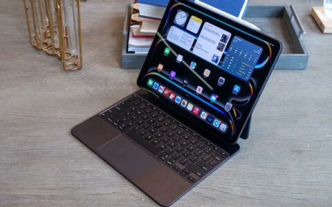 M4 iPad Pro的独特魅力：深空黑色与颜色匹配的USB-C电缆