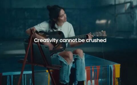 三星新广告“挑衅”苹果：你的创意，我们“压不垮”！