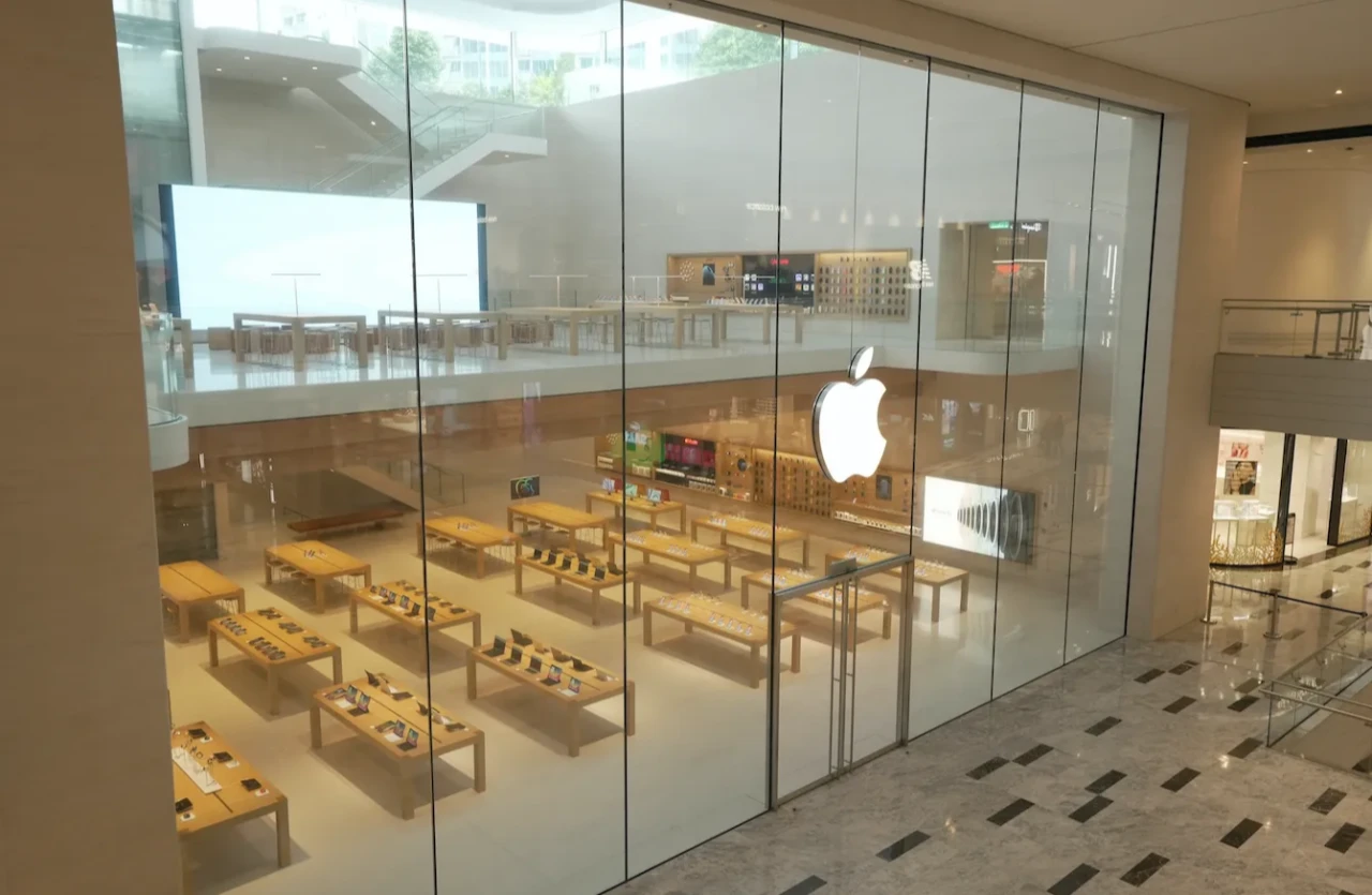 苹果马来西亚首家Apple Store线下店22日开业，三层建筑外观犹如皇冠