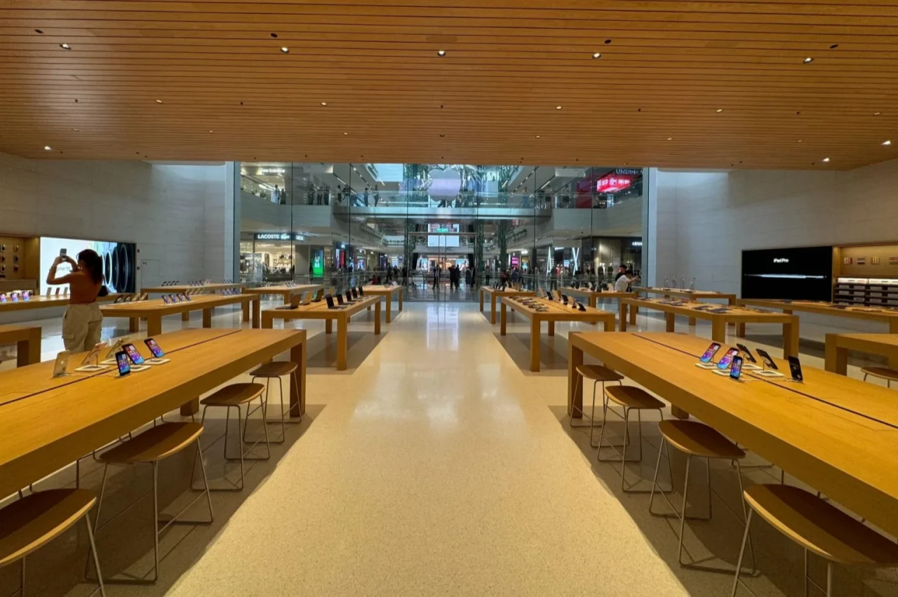 苹果马来西亚首家Apple Store线下店22日开业，三层建筑外观犹如皇冠